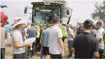 河北正定上演農(nóng)機(jī)“演武”，中聯(lián)重科玉米收獲機(jī)成田間焦點(diǎn)